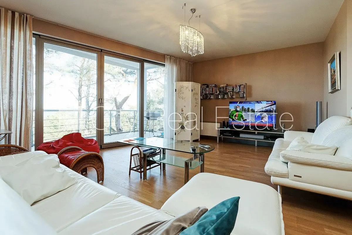 Cozinha; eletrodomésticos, chão de madeira, luz natural, estilo moderno