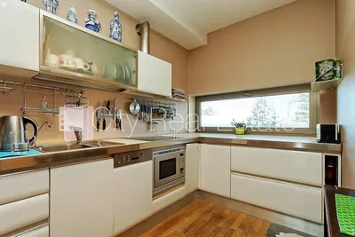 Cozinha; eletrodomésticos, chão de madeira, luz natural, estilo moderno