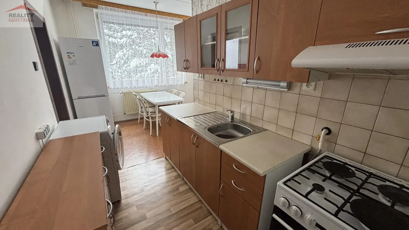 Obývací pokoj; dřevěná podlaha, přirozené světlo, moderní styl