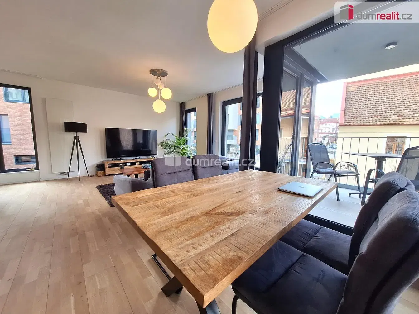 Кухня; кухненски уреди, дървен под, естествена светлина, модерен стил