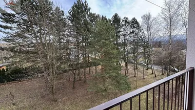 Obývací pokoj; dřevěná podlaha, přirozené světlo, moderní styl