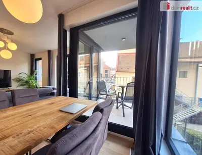 Кухня; кухненски уреди, дървен под, естествена светлина, модерен стил