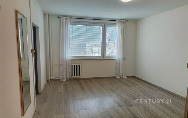 Кухня; кухненски уреди, дървен под, естествена светлина, модерен стил