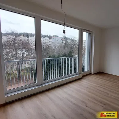 Кухня; кухненски уреди, дървен под, естествена светлина, модерен стил