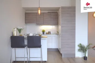 Obývací pokoj; dřevěná podlaha, přirozené světlo, moderní styl, vysoké stropy