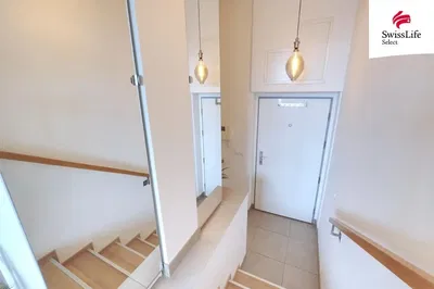 Obývací pokoj; dřevěná podlaha, přirozené světlo, moderní styl