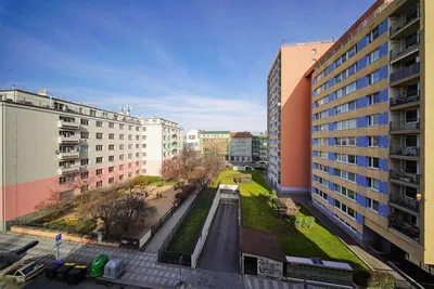 Obývací pokoj; dřevěná podlaha, přirozené světlo, moderní styl