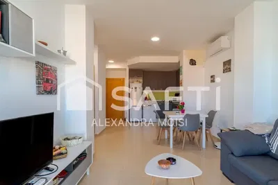 Kuchyně; kuchyňské spotřebiče, dřevěná podlaha, přirozené světlo, moderní styl