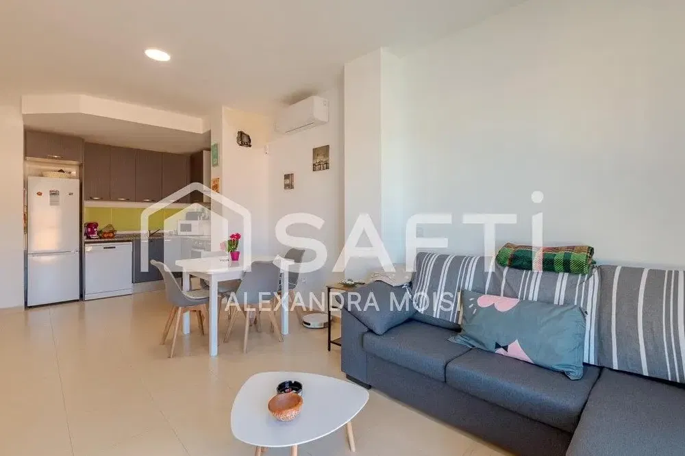 Kuchyně; kuchyňské spotřebiče, dřevěná podlaha, přirozené světlo, moderní styl