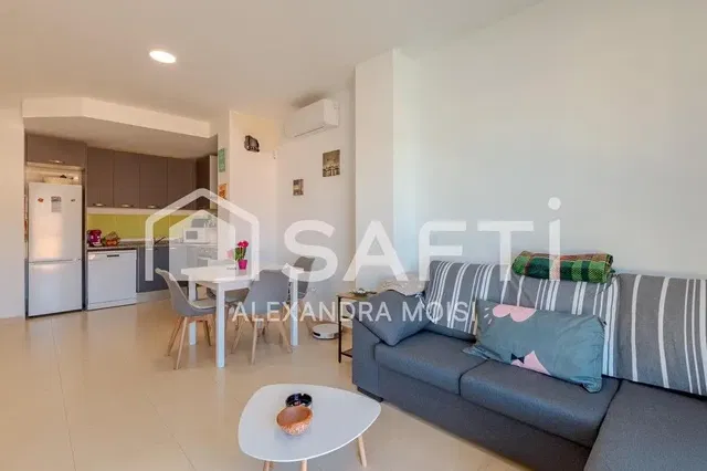 Kuchyně; kuchyňské spotřebiče, dřevěná podlaha, přirozené světlo, moderní styl