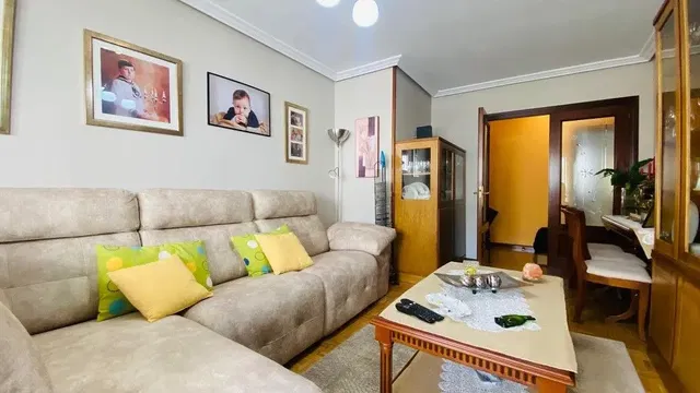 Kuchyně; kuchyňské spotřebiče, dřevěná podlaha, přirozené světlo, moderní styl