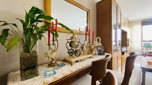 Kuchyně; kuchyňské spotřebiče, dřevěná podlaha, přirozené světlo, moderní styl