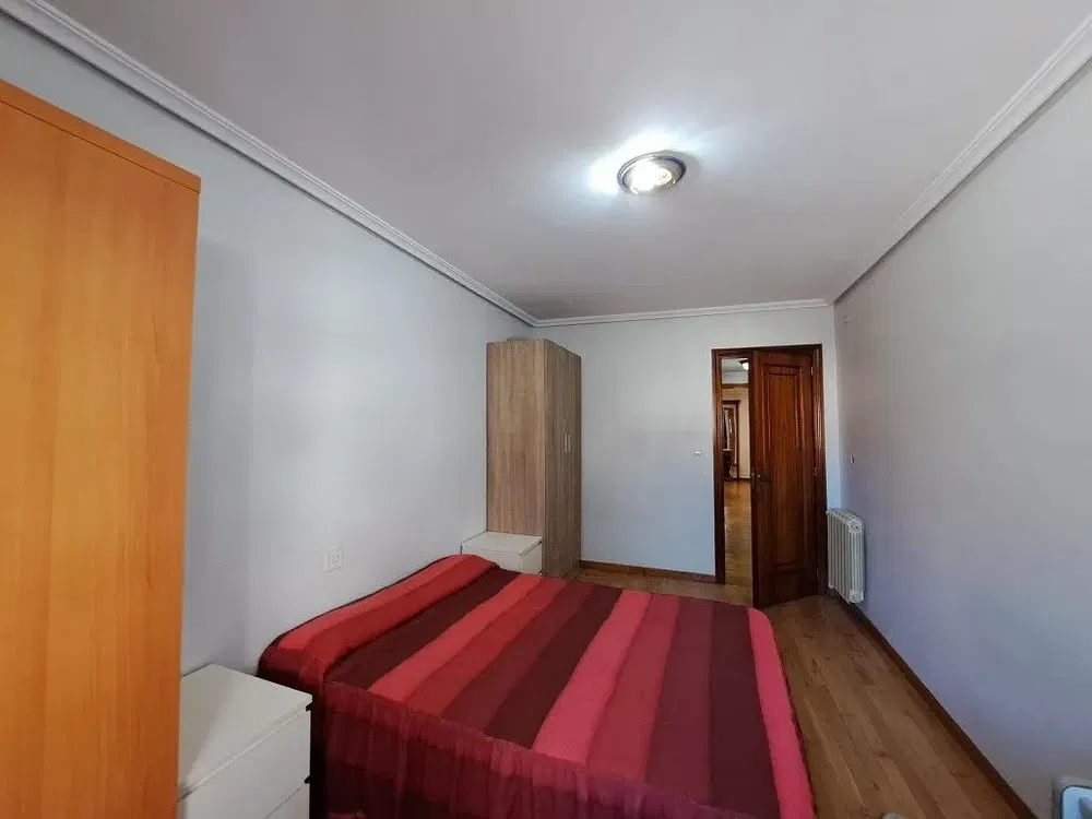 Kuchyně; kuchyňské spotřebiče, dřevěná podlaha, přirozené světlo, moderní styl