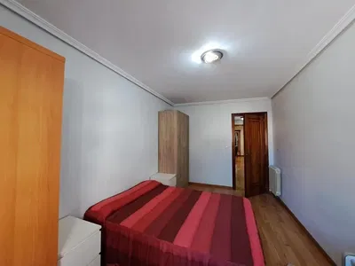 Kuchyně; kuchyňské spotřebiče, dřevěná podlaha, přirozené světlo, moderní styl