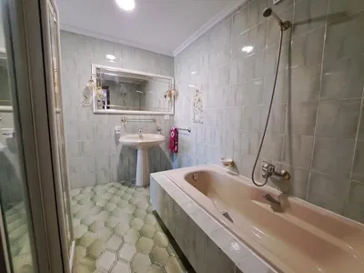 Obývací pokoj; dřevěná podlaha, přirozené světlo, moderní styl