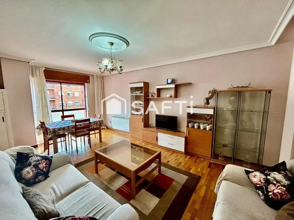 Kuchyně; kuchyňské spotřebiče, dřevěná podlaha, přirozené světlo, moderní styl