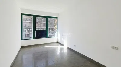 Kuchyně; kuchyňské spotřebiče, dřevěná podlaha, přirozené světlo, moderní styl