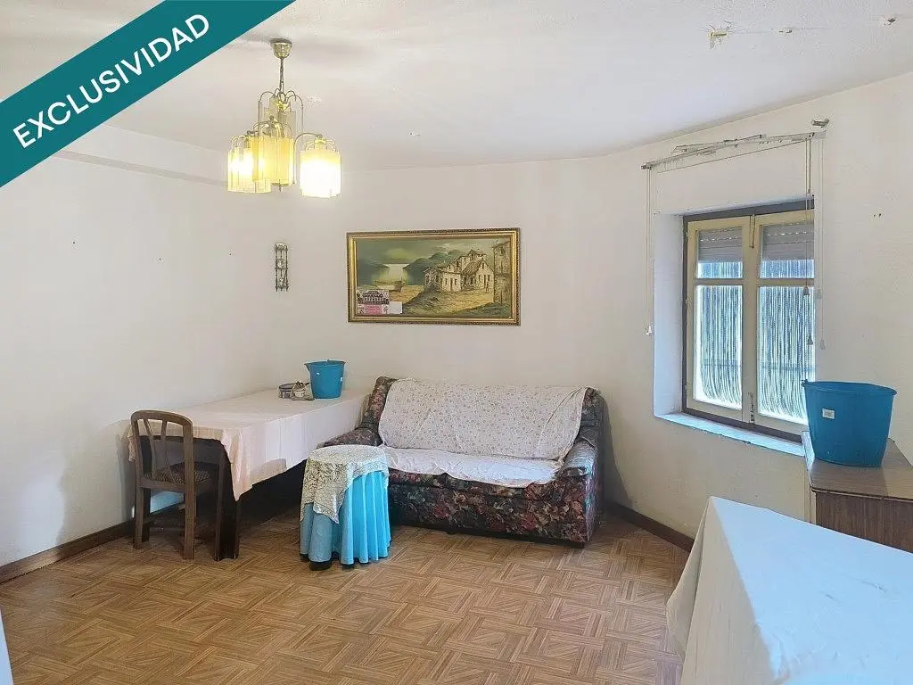 Kuchyně; kuchyňské spotřebiče, dřevěná podlaha, přirozené světlo, moderní styl