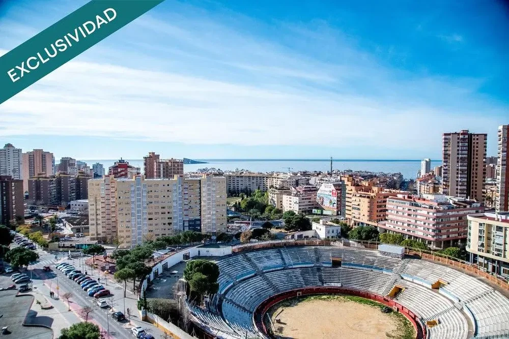 Oturma odası; ahşap zemin, doğal ışık, modern stil