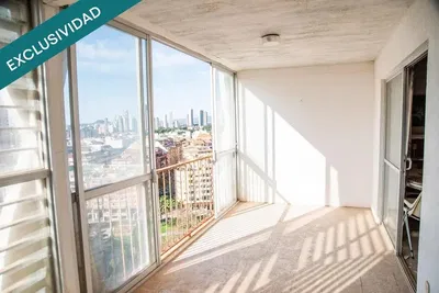 Mutfak; mutfak aletleri, ahşap zemin, doğal ışık, modern stil