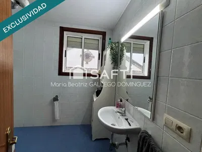 Kuchyně; kuchyňské spotřebiče, dřevěná podlaha, přirozené světlo, moderní styl