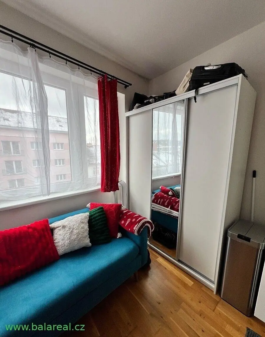 Kuchyně; kuchyňské spotřebiče, dřevěná podlaha, přirozené světlo, moderní styl