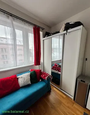 Kuchyně; kuchyňské spotřebiče, dřevěná podlaha, přirozené světlo, moderní styl