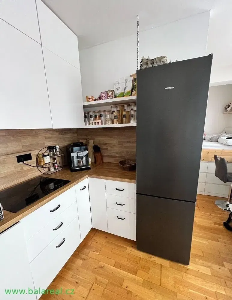 Kuchyně; kuchyňské spotřebiče, dřevěná podlaha, přirozené světlo, moderní styl