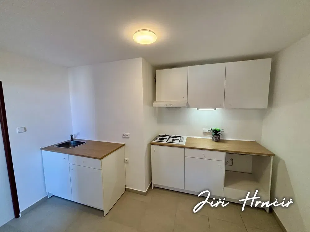 Obývací pokoj; dřevěná podlaha, přirozené světlo, moderní styl