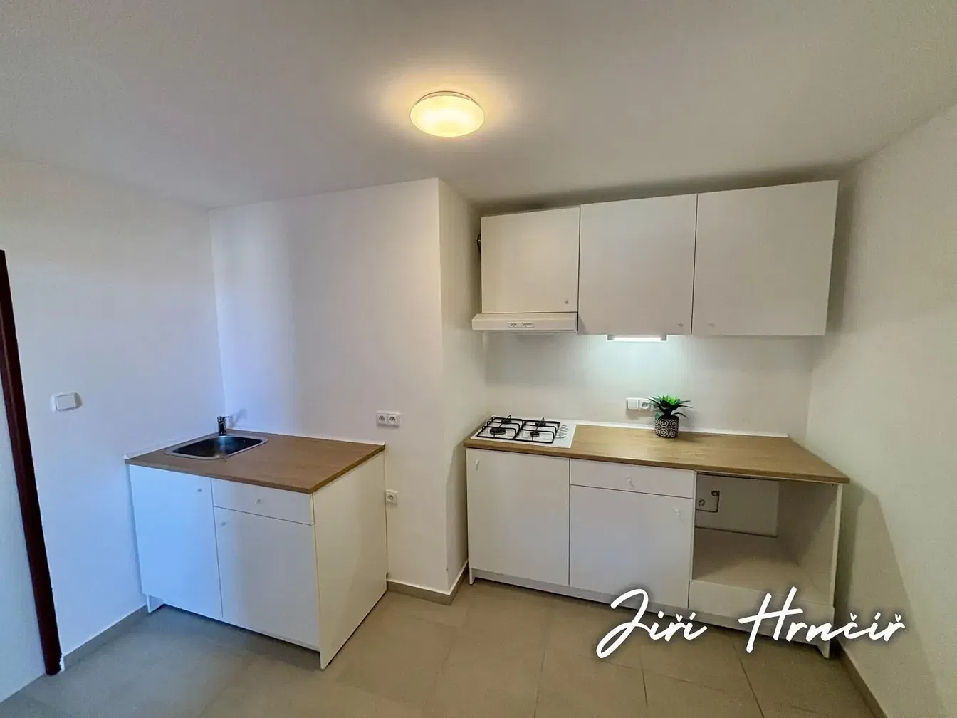 Obývací pokoj; dřevěná podlaha, přirozené světlo, moderní styl