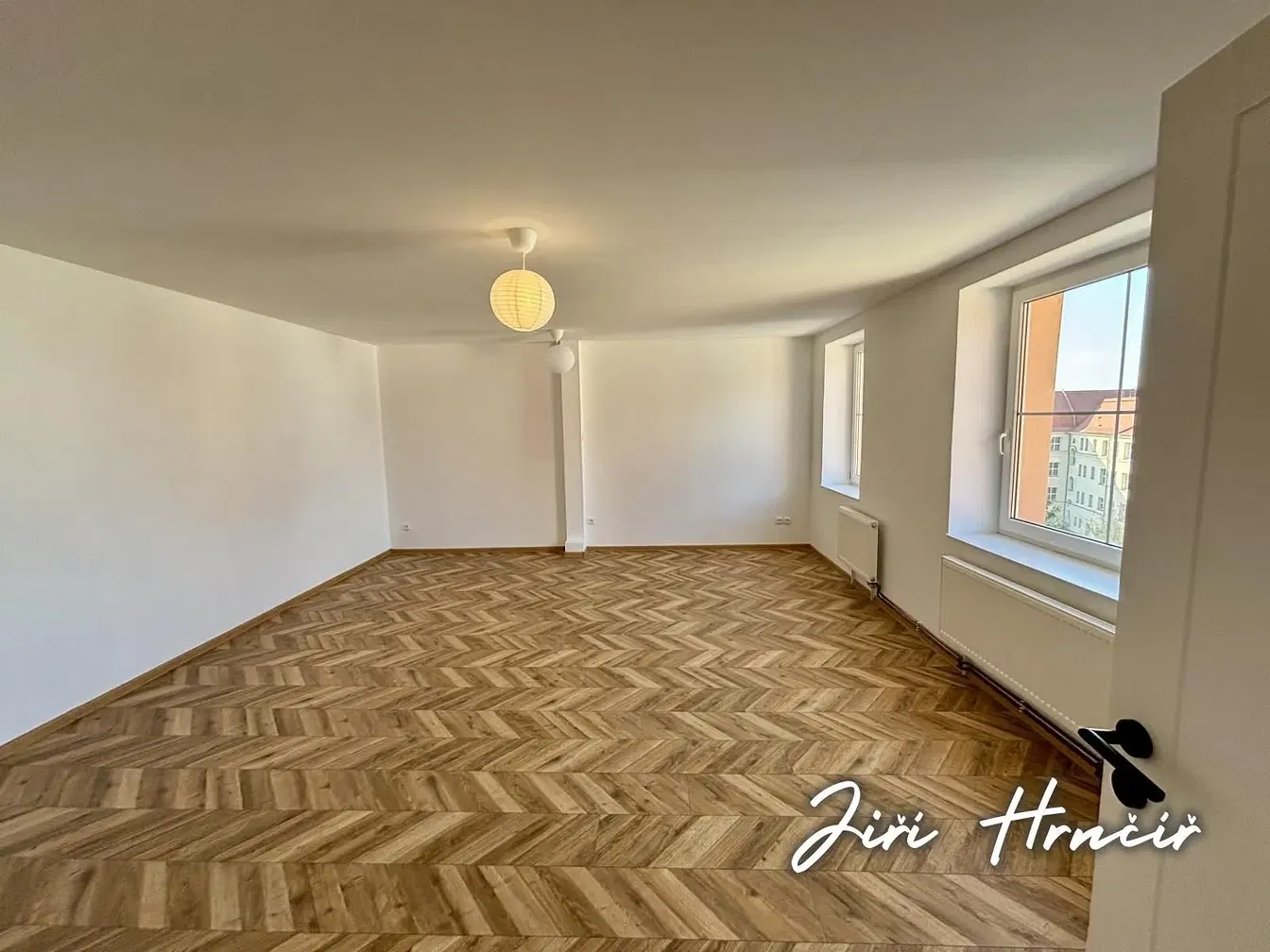 Obývací pokoj; dřevěná podlaha, přirozené světlo, moderní styl