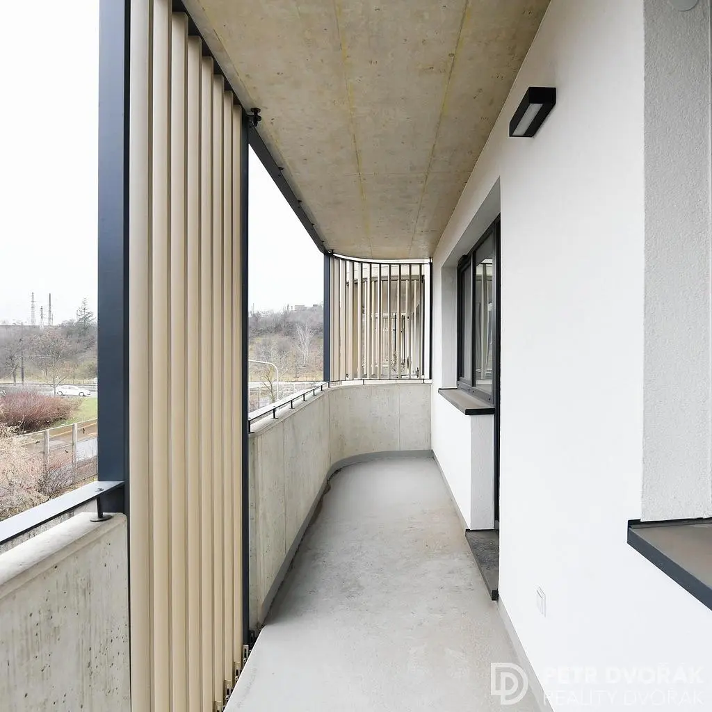 Kuchyně; kuchyňské spotřebiče, dřevěná podlaha, přirozené světlo, moderní styl