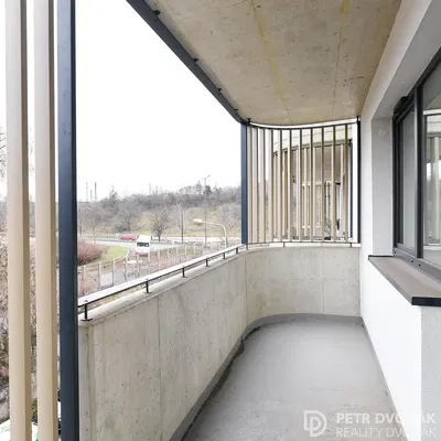 Kuchyně; kuchyňské spotřebiče, dřevěná podlaha, přirozené světlo, moderní styl