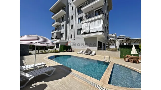 Κουζίνα; συσκευές κουζίνας, ξύλινο πάτωμα, φυσικό φως, μοντέρνο στυλ