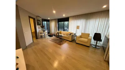 Κουζίνα; συσκευές κουζίνας, ξύλινο πάτωμα, φυσικό φως, μοντέρνο στυλ