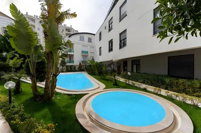 Κουζίνα; συσκευές κουζίνας, ξύλινο πάτωμα, φυσικό φως, μοντέρνο στυλ