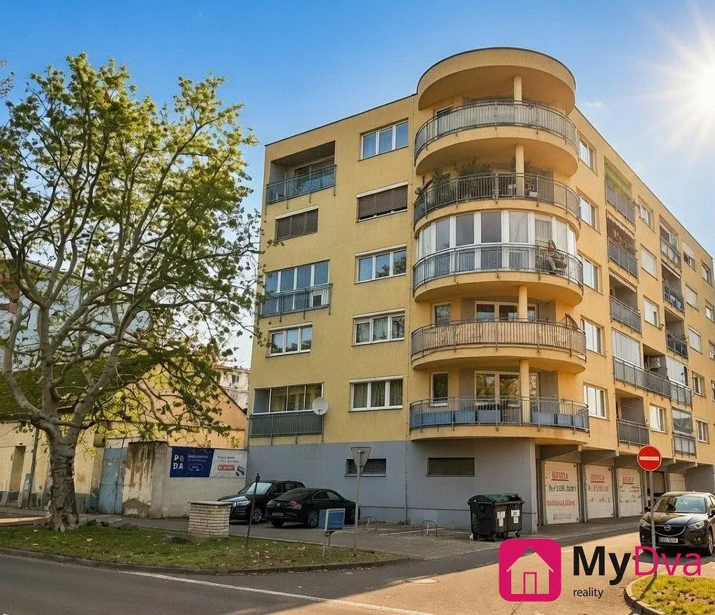 Кухня; кухненски уреди, дървен под, естествена светлина, модерен стил