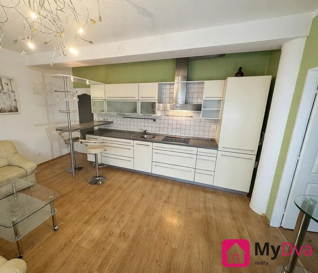 Кухня; кухненски уреди, дървен под, естествена светлина, модерен стил