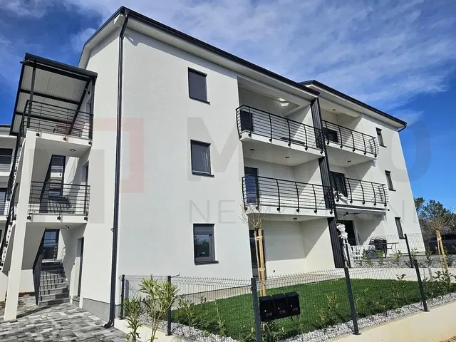 Salon; parquet, lumière naturelle, style moderne