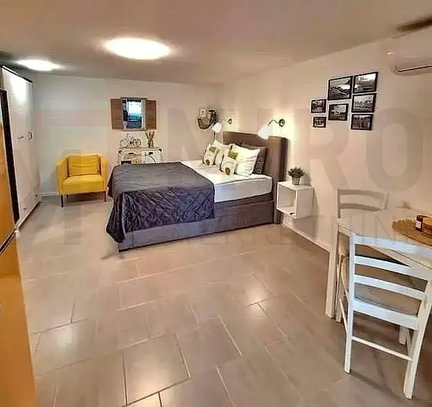 Küche; küchengeräte, holzboden, tageslicht, moderner stil