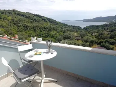 Küche; küchengeräte, holzboden, tageslicht, moderner stil