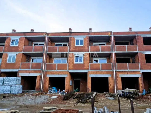 Kuhinja; kuhinjski aparati, pločice, prirodno svjetlo, moderni stil