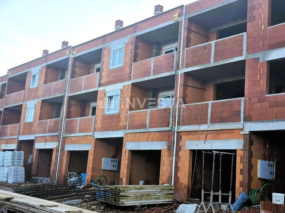 Kuhinja; kuhinjski aparati, drveni pod, prirodno svjetlo, moderni stil