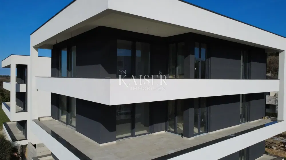 Cucina; elettrodomestici, pavimento in legno, luce naturale, stile moderno