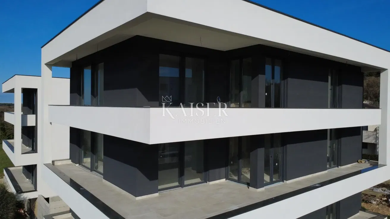 Cucina; elettrodomestici, pavimento in legno, luce naturale, stile moderno