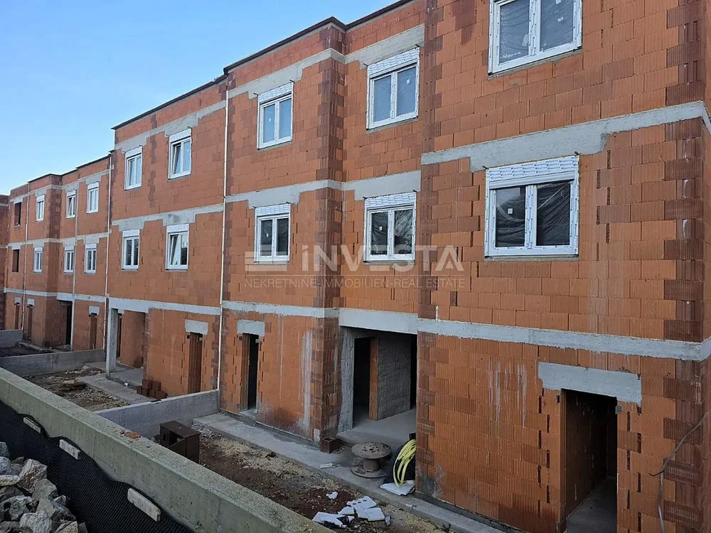 Kuhinja; kuhinjski aparati, drveni pod, prirodno svjetlo, moderni stil