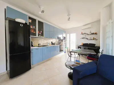 Cucina; elettrodomestici, pavimento in piastrelle, luce naturale, stile moderno