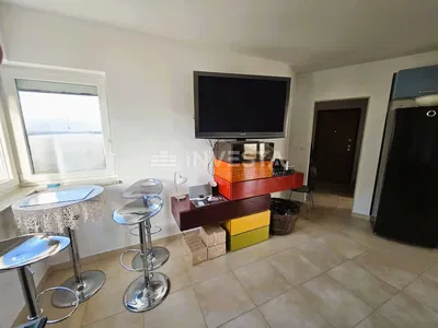 Cucina; elettrodomestici, pavimento in legno, luce naturale, stile moderno