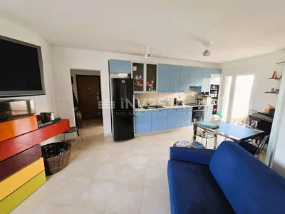 Cucina; elettrodomestici, pavimento in legno, luce naturale, stile moderno