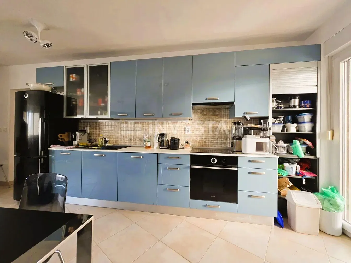 Cucina; elettrodomestici, pavimento in legno, luce naturale, stile moderno